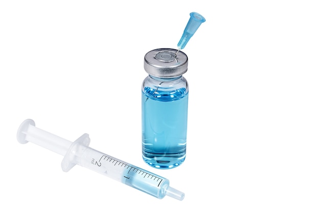 Spuit medische injectieflacon met lichtblauw vaccin en injectienaald