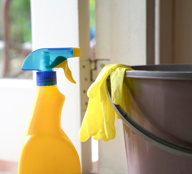 Spuitpistool reinigen met handschoenen en wateremmer