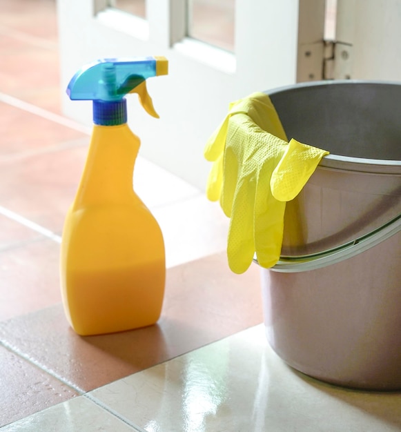 Spuitpistool reinigen met handschoenen en wateremmer