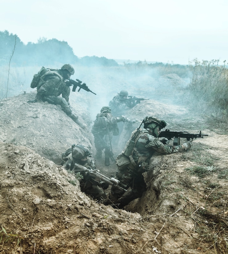 火薬の煙で満たされた敵の塹壕で活動している第1海兵歩兵連隊RPIMAのエリートフランス空挺部隊