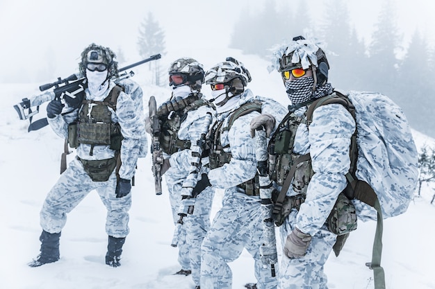 Фото Отряд солдат в зимнем лесу