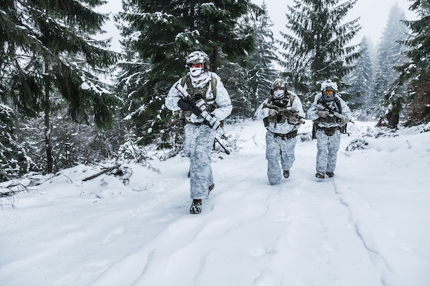 Squadra di soldati in foresta invernale