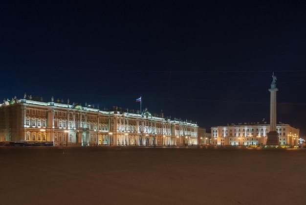 Foto square alexander palace column en het general staff building in sint-petersburg rusland