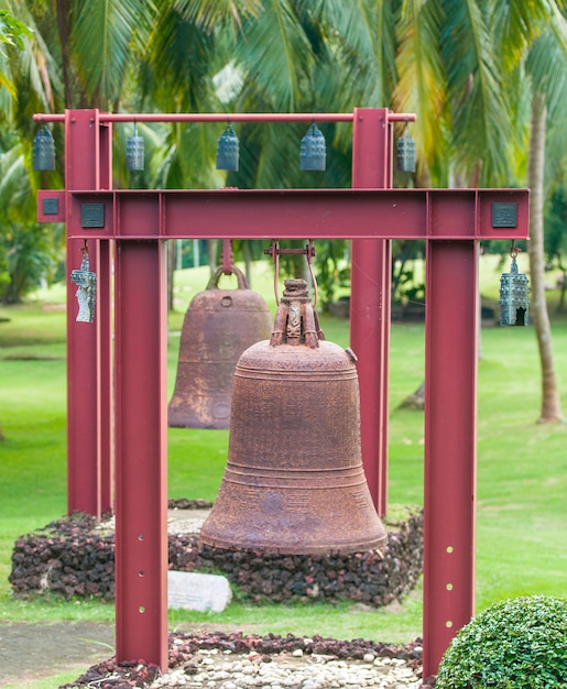 Квадратные колокола в азиатском саду