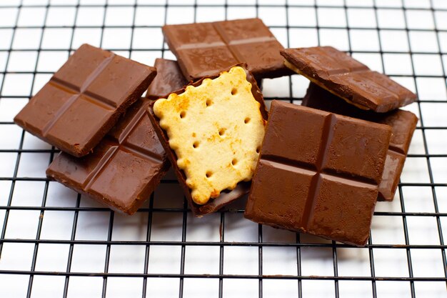 Квадратное печенье в темном шоколаде