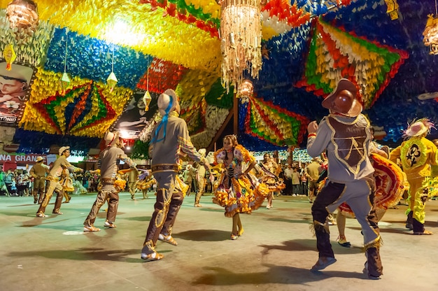 성 요한 캄피나 그란데 파라이바 브라질 축제에서 공연하는 스퀘어 댄스
