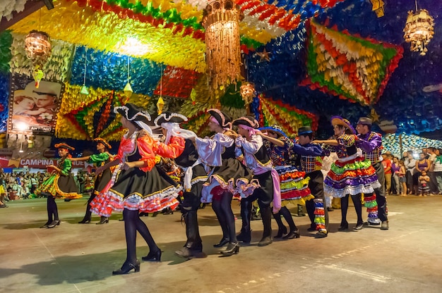 聖ヨハネカンピナグランデパライバブラジルの饗宴で演じるスクエアダンス