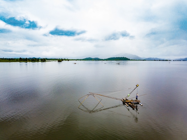 タイの田舎で山と青い空の湖の湖で四角いディップネットフィッシング