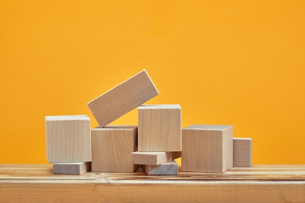 Площадь пустых деревянных кубиков в стиле макета, копией пространства. шаблон деревянных блоков для креативного дизайна, место для текста.