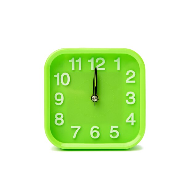Фото Квадратные зеленые часы с белыми цифрами, изолированные на белой поверхности, крупным планом