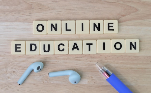 Квадратные буквы с текстом ONLINE EDUCATION на деревянном фоне