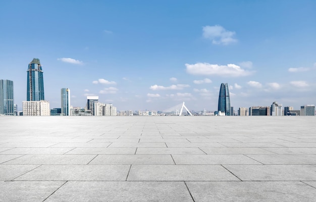 広場と近代的な都市の建物の風景のスカイライン