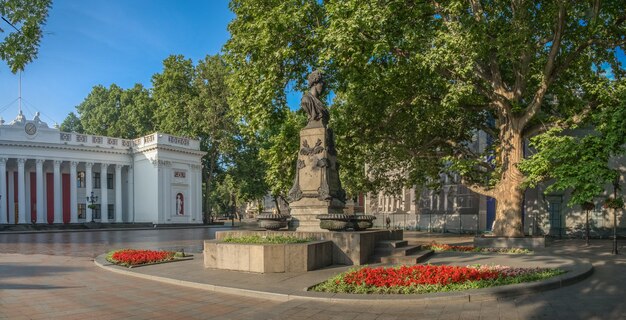 Площадь возле мэрии Одессы и памятник Пушкину