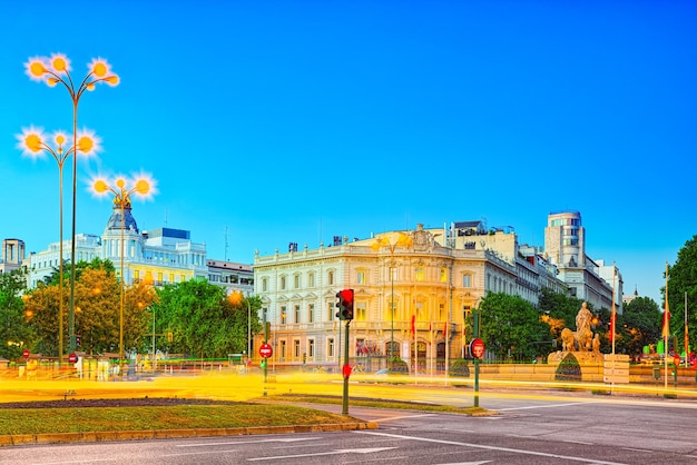 Фото Площадь сибелес (plaza cibeles) и вид на дом америки (palacio de linares) в центре мадрида.