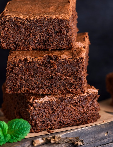 Foto i pezzi quadrati di brownie al forno si trovano in un mucchio