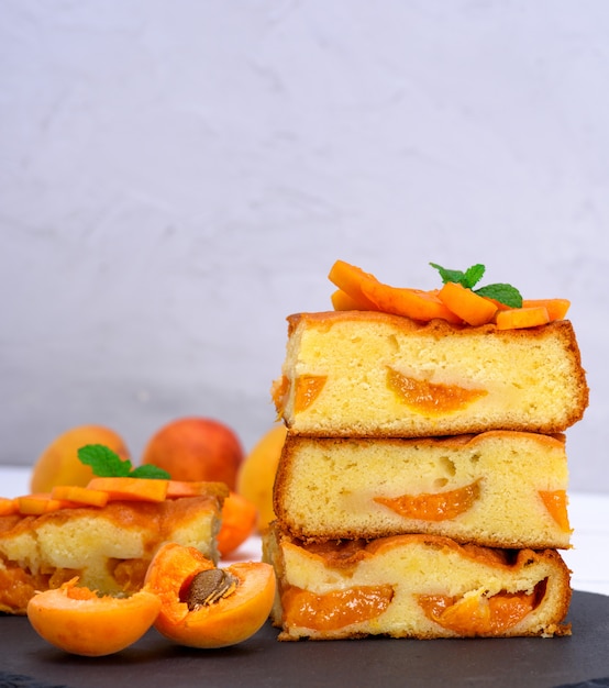 Квадратные кусочки торта губки с абрикосом