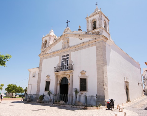 ポルトガル、アルガルヴェのラゴス市の広場と聖マリア教会
