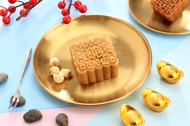 Square Shape Moon Cake (Mooncake) Chinese Dessert Snack tijdens Lunar New Year Mid Autumn Festival. Concept Witte Aziatische Bakkerij, Concept voor Mid Autumn Festival