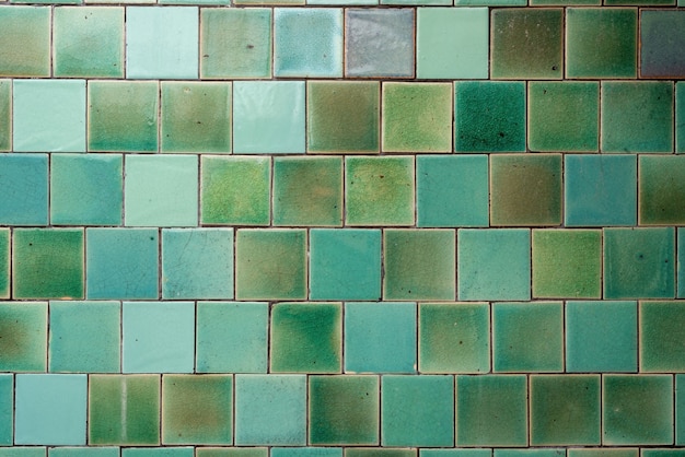 青緑色の色調でグリッドに配置された正方形のタイルパターン