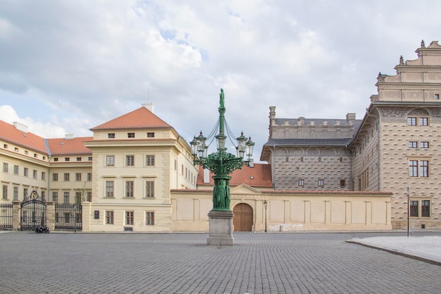 Photo a square with a fountain in front of it