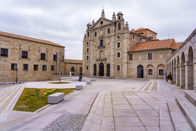 人類の記念碑的な都市遺産の古い建物のある広場。 ÃƒÂvila、スペイン。