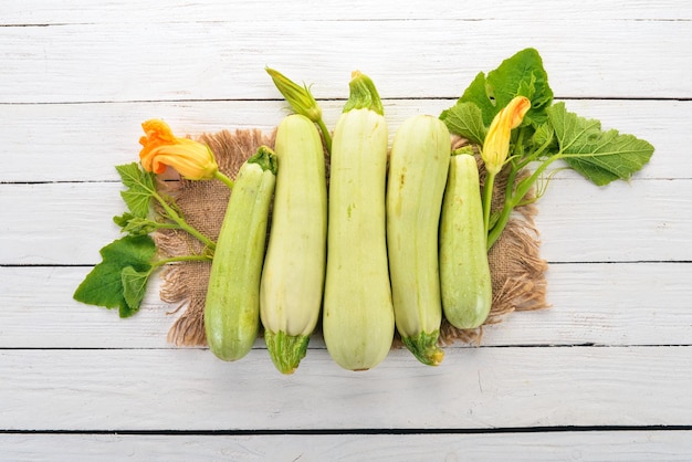 Squash Beenmerg Courgette Verse groenten Op een witte houten tafel Bovenaanzicht Kopieer de ruimte