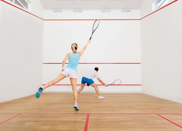 Foto sport di campo da squash che giocano a giocare a palla persone