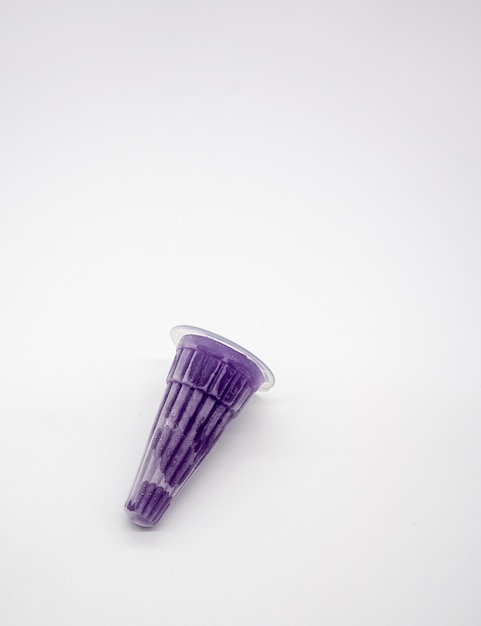 Squeezable paarse gelei in plastic kegelpakket dat op wit wordt geïsoleerd