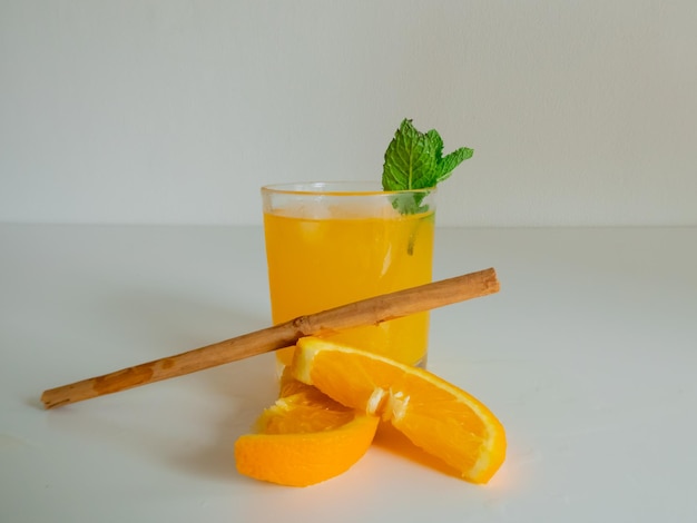 カナモンとミントでめ込まれた新鮮なオレンジジュース