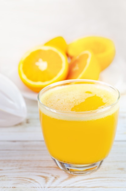 Сжатый апельсиновый сок и свежие фрукты апельсины