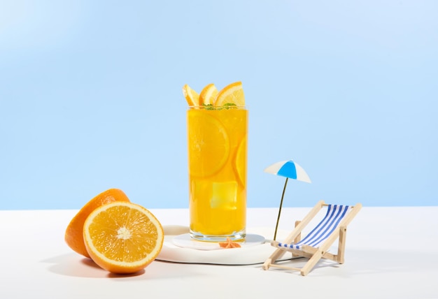 Photo squeezed orange juice garnished with orange slice isolated on studio background