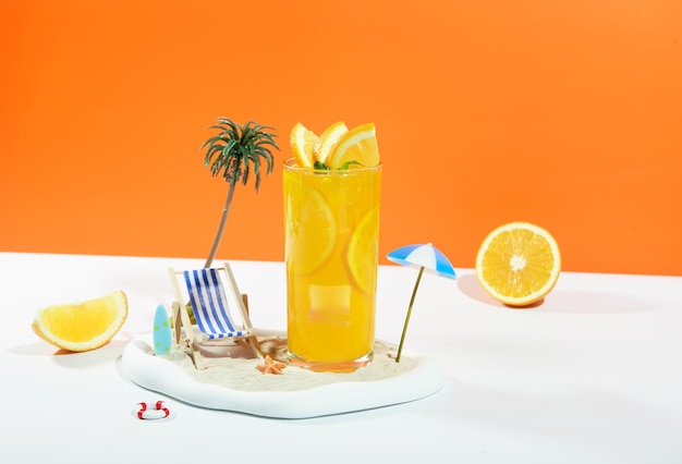 Photo squeezed orange juice garnished with orange slice isolated on studio background