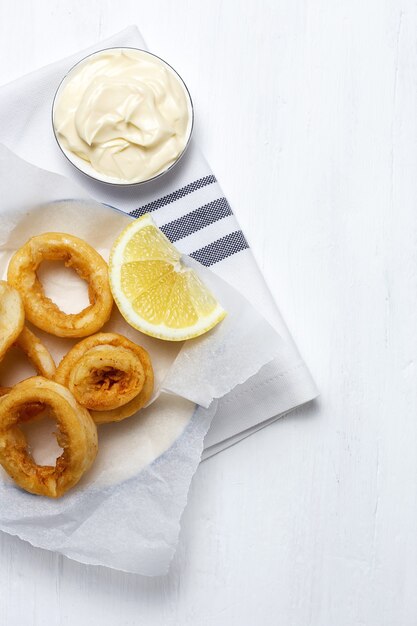 Squid rings sandwiches met mayonaisesaus en citroen. Typisch Spaans eten. Bocadillo de calamares. Typisch Spaans eten