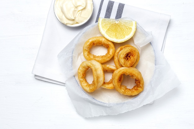 Squid rings sandwiches met mayonaisesaus en citroen. Typisch Spaans eten. Bocadillo de calamares. Typisch Spaans eten