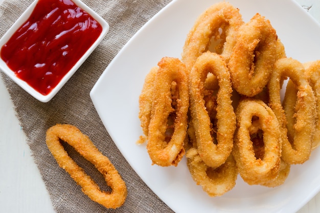 Foto anelli di calamari su un piatto bianco