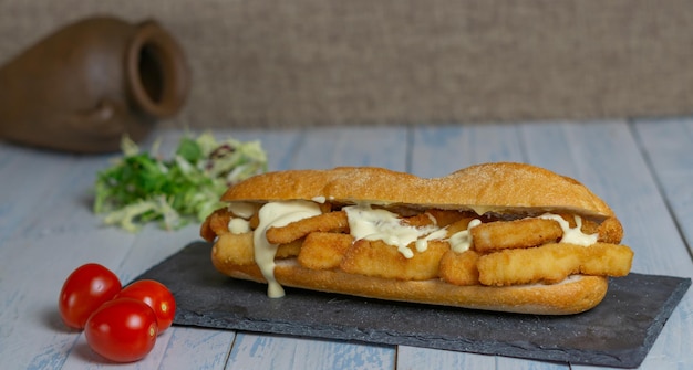 Foto sandwich di calamari con maionese