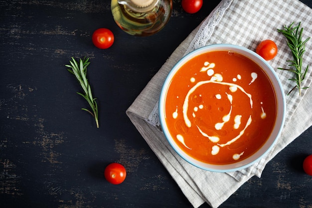 Foto sream soep van tomaten en peper hete tomatensoep in kom bovenaanzicht