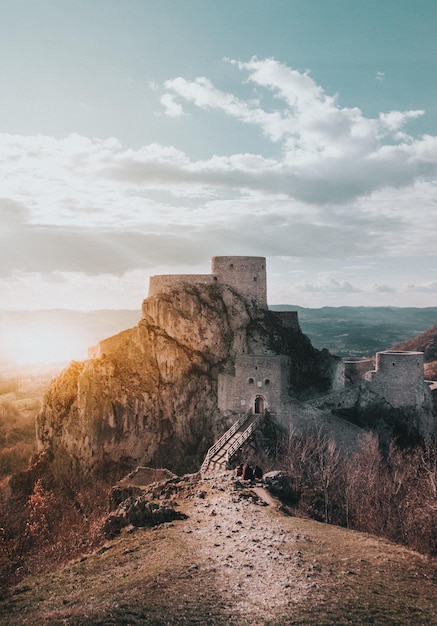 Photo srebrenik fortress during a sunny day in  bosnia and herzegovina