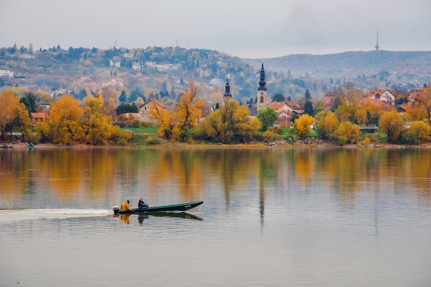 Sremska Kamenica vanaf de rivier de Donau