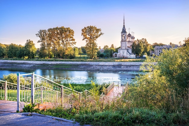 Sretenskaya-kerk en trappen naar de rivier in Vologda op een vroege zomerochtend