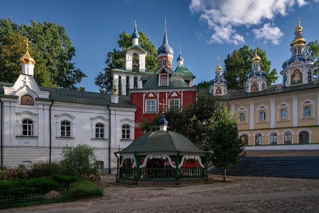 Sretensky kerk veronderstelling kathedraal de grote klokkentoren de sacristie en de heilige put van de Heilige Dormition PskovPechersk klooster op een zonnige zomerdag Pechory Pskov regio Rusland