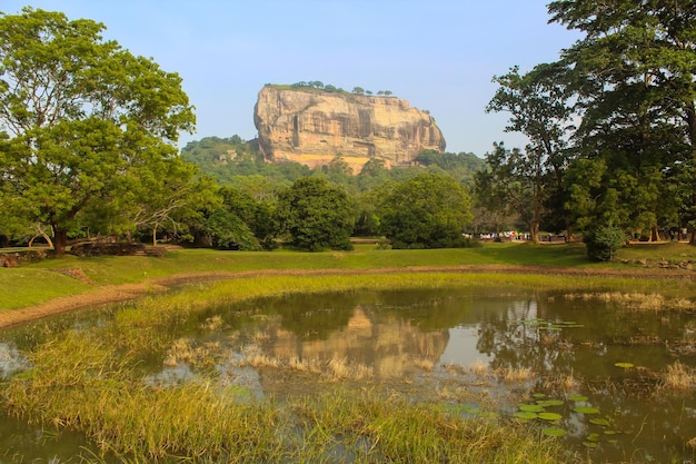 스리랑카의 유명한 스리랑카 랜드마크인 담불라 마을 근처에 위치한 시기리야(Sigiriya) 또는 신하기리(Sinhagiri)의 아름다운 고대 사자 바위 요새