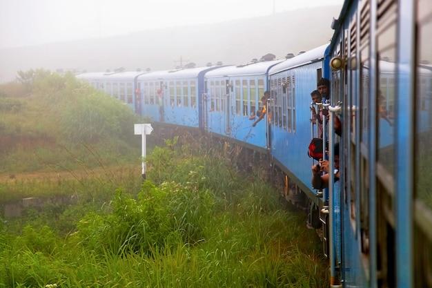 Шри-Ланка Нувара-Элия Октябрь 2015 Люди, путешествующие на поезде в горах Шри-Ланки Окрестности Нувара-Элия
