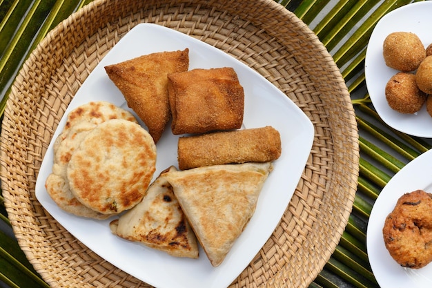 Spuntino di cotolette roti di verdure e cocco di cibo di strada dello sri lanka