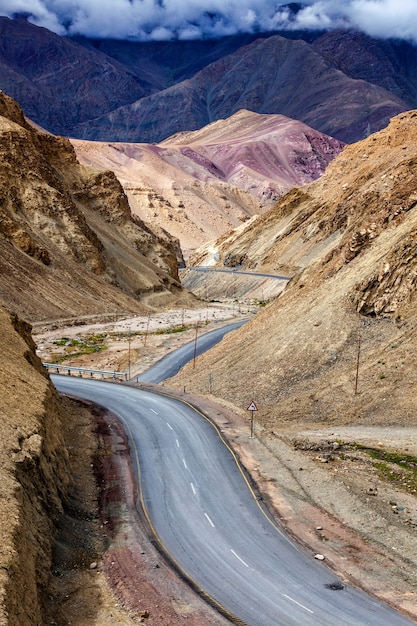 Autostrada nazionale nh-1 di srinagar leh in himalaya. ladakh, india