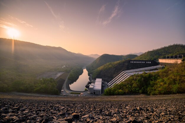 Srinakarin-dam met waterkrachtcentrale op tropisch diepbos in nationaal park in Kanchanaburi Thailand