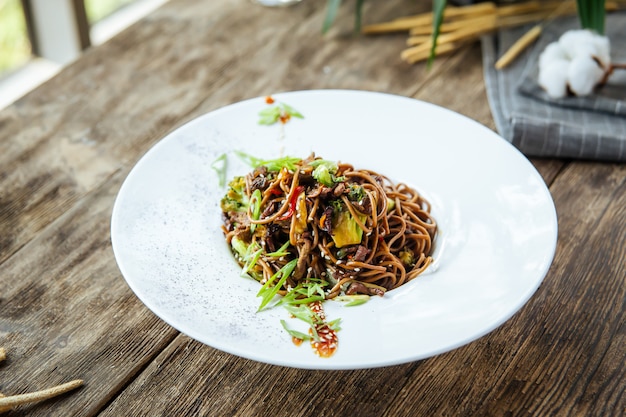 Ssian gourmet wok soba noodles met groenten