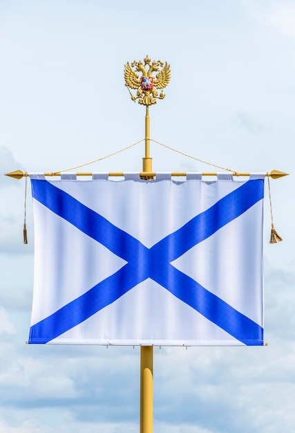 Foto st. andrew's vlag en wapen van de russische federatie in st. petersburg, rusland