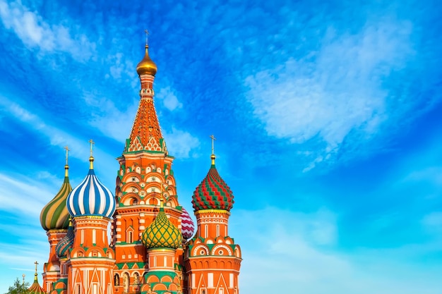 写真 モスクワ赤の広場の聖ワシリイ大聖堂夏の晴れた日世界的に有名なロシアのモスクワのランドマーク