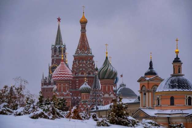 St Basil Cathedral Rode Plein Moskou Rusland UNESCO World Heritage Site besneeuwde winter in Moskou uitzicht op het Rode Plein door sneeuwbanken